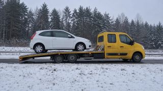 Holowanie auta zimą na lawecie – Lubin