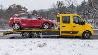 Holowanie czerwonego auta zimą – Lubin