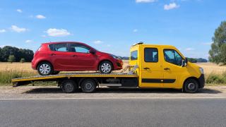 Małe auto na lawecie – awaryjne otwieranie aut w Lubinie