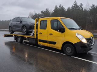 Auto elektryczne wciągnięte na platformę lawety – Lubin