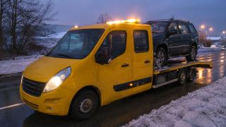 SUV na lawecie nocą – pomoc drogowa Lubin