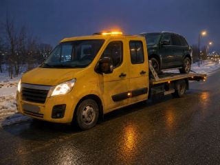Pomoc drogowa po wypadku nocą – SUV na lawecie – Lubin
