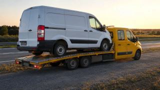 Transport busa o zachodzie słońca – Lubin