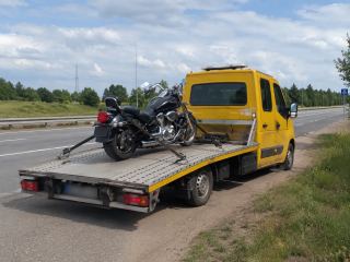 Załadunek motocykla przy drodze – Lubin