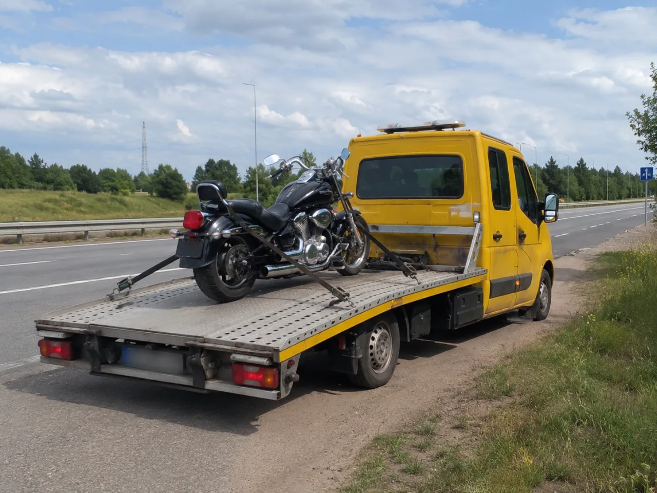 Motocykl przygotowany do załadunku na leśnej drodze – Lubin