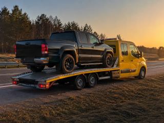Transport pickupa o zachodzie słońca – Lubin